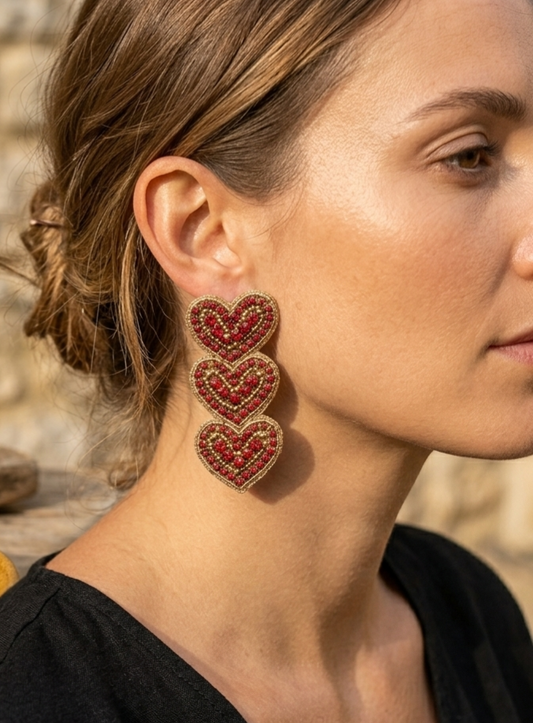 Boucles d'Oreilles Cascade de Cœurs Brodés – Rouge Rubis & Or